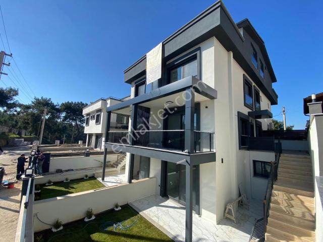 Zeminde Dairesi Olan Lüks Villa