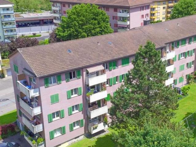 Zentral neben dem Bahnhof Schwerzenbach