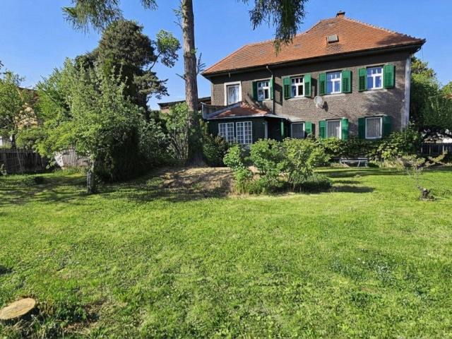 Zentral gelegen, sonnig, großzügiges Grundstück, Haus erweiterbar auch als Bauprojekt geeignet, sehr gute Infrastruktur