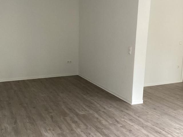 Zentral gelegen: renovierte 2 Zimmer, mit Balkon