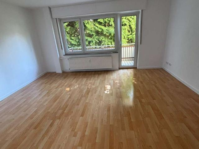 Zentral gelegen und doch im Grünen mit Balkon 3 ZKB sucht neue Mieter