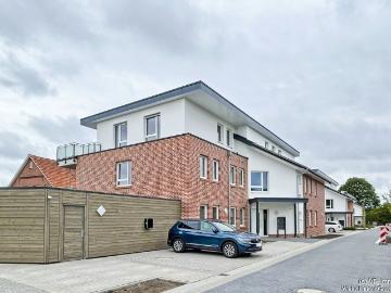 Zentral gelegene, neuwertige 4 Zimmer Obergeschosswohnung mit Einbauküche und Aufzug