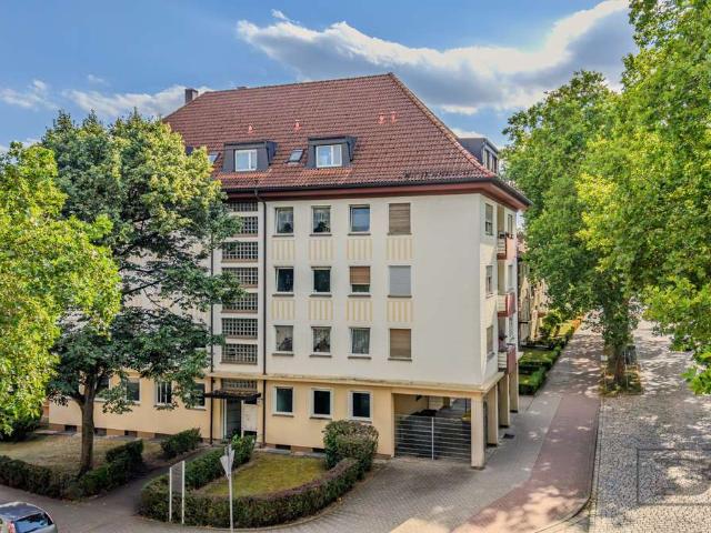 Zentral gelegene Dachgeschosswohnung mit Garage, Einbauküche & modernem Bad!