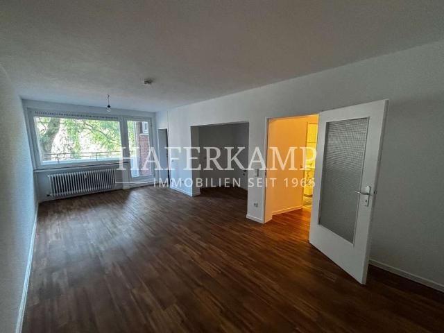 zentral gelegene geräumige 1,5 Zimmer Wohnung mit Balkon