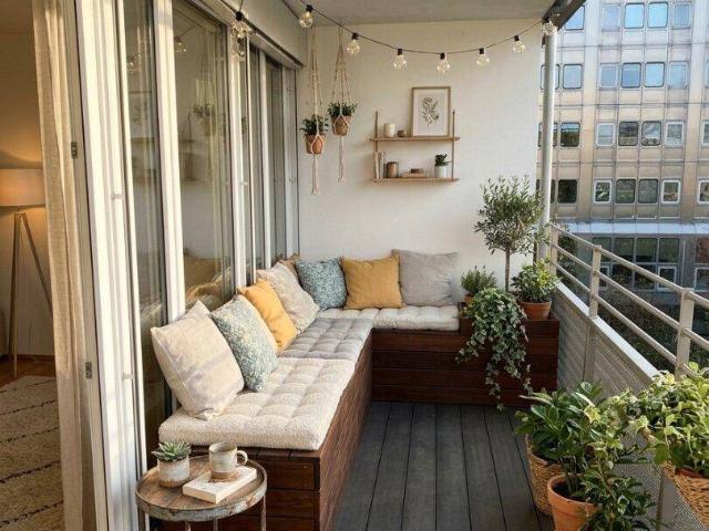 Zentral gelegene, helle 2 Zimmerwohnung mit Loggia
