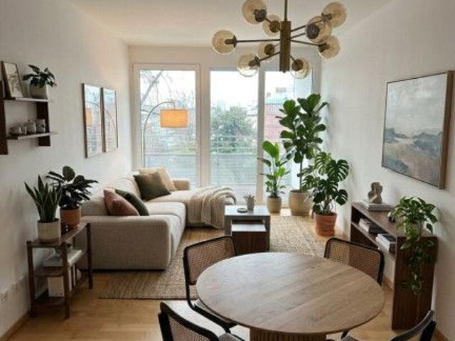 Zentral gelegene, helle 2 Zimmerwohnung mit Loggia