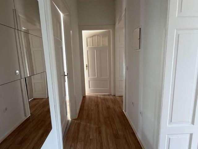 zentral gelegene und frisch renovierte 3 Zimmer Wohnung