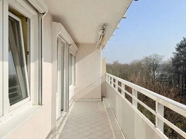 Zentral gelegene und lichtdurchflutete Wohnung Mit Aufzug und Balkon