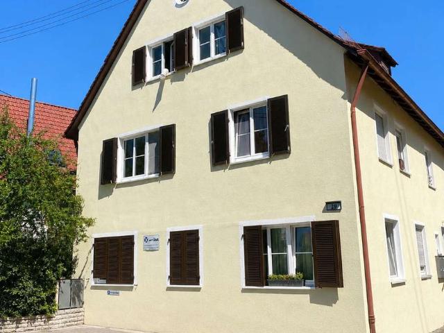 Zentral gelegene 2 Zimmer Wohnung + Studioraum im 2.OG