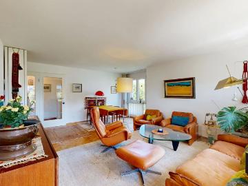Zentral gelegene 3.5 Zimmer Wohnung mit Einstellhallenplatz