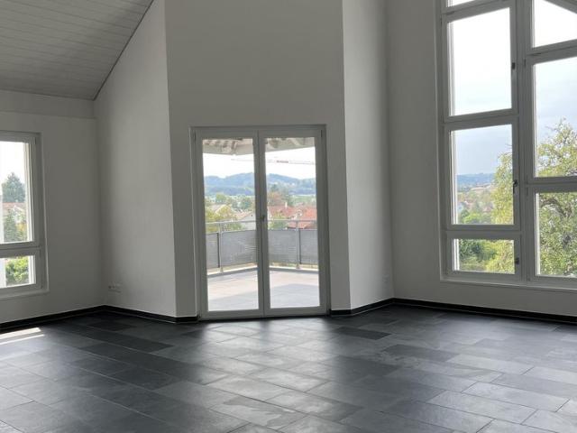 Zentral gelegene 4 1/2 Zimmer Dachwohnung mit wunderschönem Ausblick