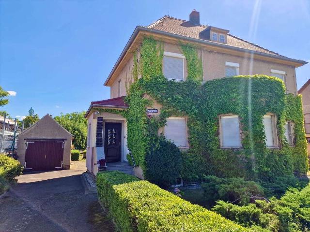 Zentral gelegenes EFH mit großem Garten, Terrasse, Stellplätzen, Garage & geräumigen Zimmern!