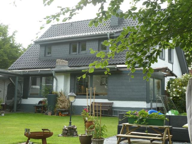 Zentral gelegenes, saniertes Wohnhaus mit großer Garage u. Nebengebäuden in Zetel