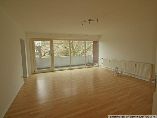 Zentral, geräumig, mit Balkon und Einbauküche!