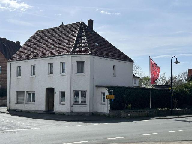 Zentral im Ortskern: Wohn & Geschäftshaus mit Saal, großem Grundstück & Entwicklungspotential