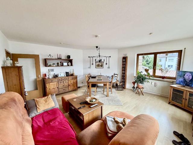 Zentral in Altdorf: Gepflegte 3 Zimmer Wohnung mit Balkon und Tageslichtbad