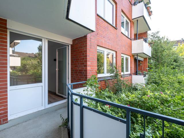 Zentral in Rissen: 3 Zi. Wohnung im Hochparterre mit Loggia & Tiefgarage