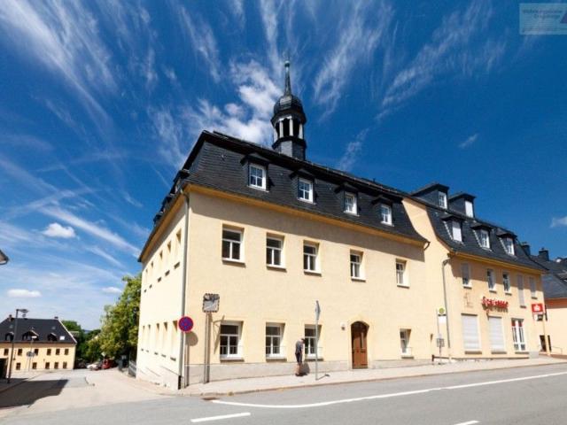 Zentral in Scheibenberg: großzügige 3 Raum Wohnung im 2. Obergeschoss!