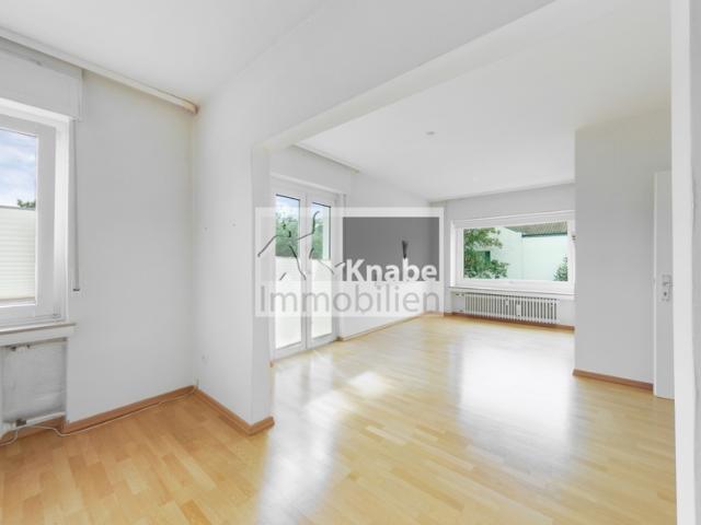 Zentral in Spenge: Wohnkomfort mit Kamin und Südbalkon!