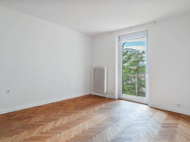 Zentral & perfekt angebunden: Helle 2,5 Zimmer Wohnung mit Balkon & edlem Fischgrätparkett! | 65 m² WF | Hervorragende Öffi Anbindung