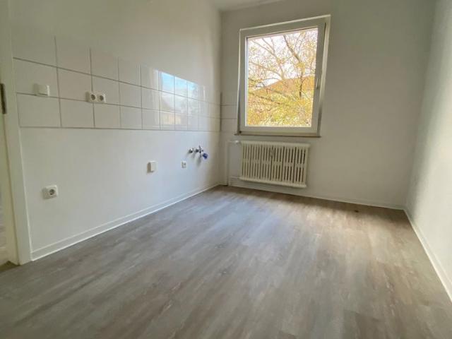 Zentral, preiswert, renoviert & sofort bezugsfertig! Gut geschnittene 2,5 Zimmer Wohnung