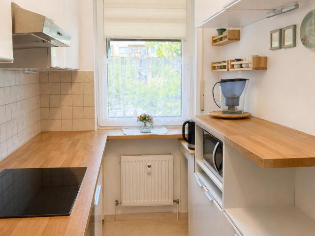 Zentral & ruhig – 2 Zimmer Wohnung mit Balkon, Einbauküche & Tiefgaragenstellplatz