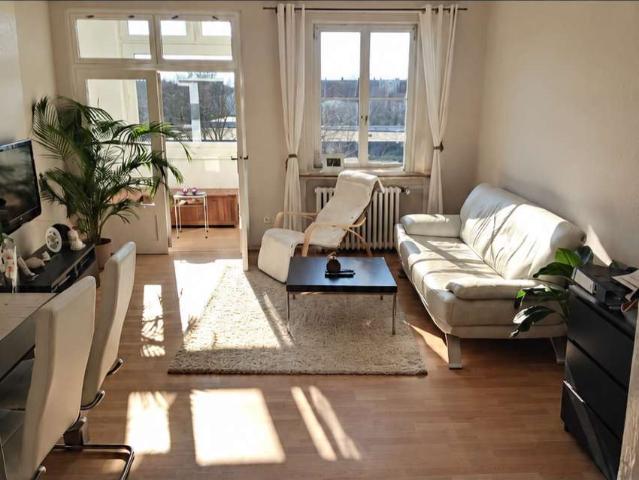 Zentral und ruhig: 3 Zimmer auf 84 m² mit Wintergarten provisionsfrei bezugsfrei ab 16. November