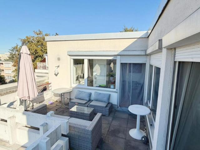 Zentral und ruhig: Helle 2 1/2 Zimmer Wohnung mit Dachterrasse!