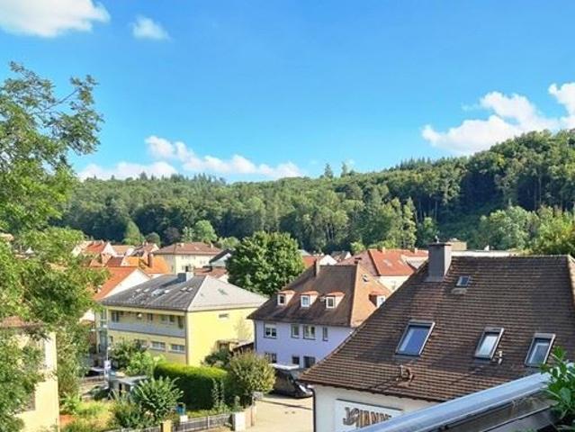 Zentral wohnen mit weitem Blick – sanierte und gemütliche 2 Zimmer Wohnung mit tollem Balkon