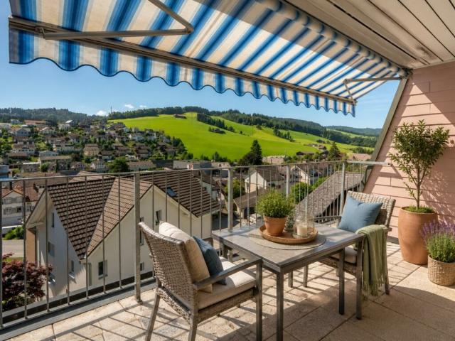 Zentrale 4.5 Zi. Dachwohnung mit zwei Balkonen