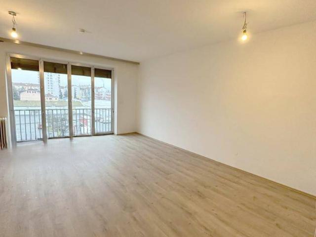 ZENTRALE 6 ZIMMER WOHNUNG MIT EXTRA KÜCHE UND PARKPLATZ