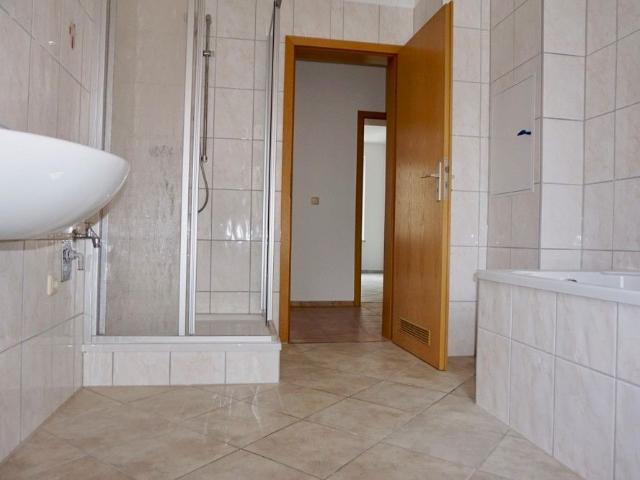 Zentrale 2 Zimmer Wohnung mit Balkon und Wanne/Dusche!