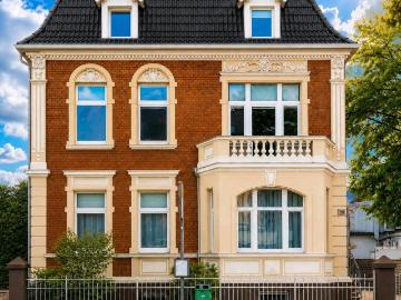 Zentrale 2 Zimmer Wohnung mit Dachterrasse und 2 Stellplätzen
