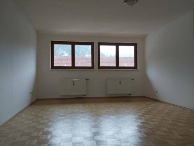 Zentrale 2 Zimmer Wohnung mit Küchenblock im 2. Obergeschoß Dachgeschoß am Hauptplatz in Kapfenberg zu mieten !