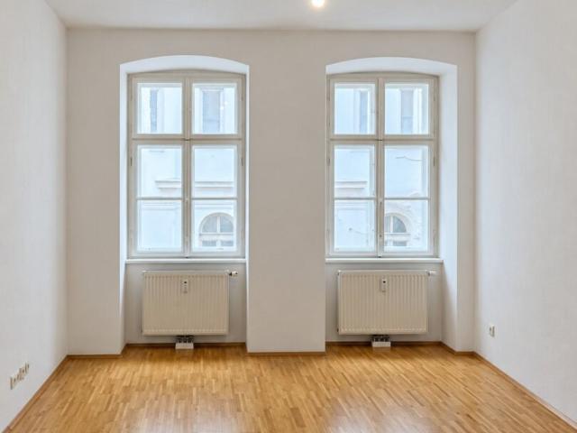 Zentrale 2 Zimmer Altbauwohnung I Garage I Nähe Rathaus I Helle Zimmer