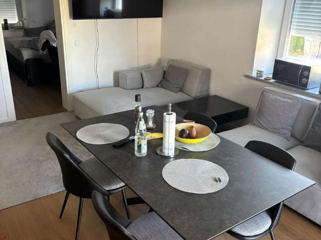 Zentrale 2,5 Zimmer Wohnung mit Balkon & EBK am Bahnhof Großkarolinenfeld
