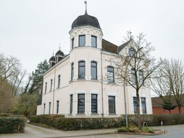Zentrale 2,5 Zimmer Wohnung mit Einbauküche, Stellplatz und Fahrradabstellraum