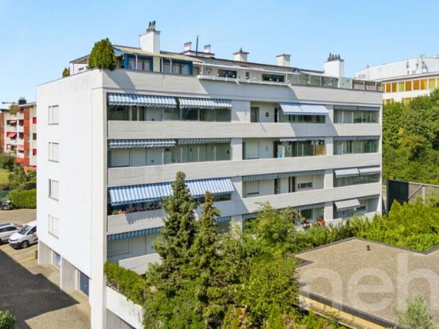 Zentrale 2.5 Zimmer Wohnung mit Parkplatz und Potenzial
