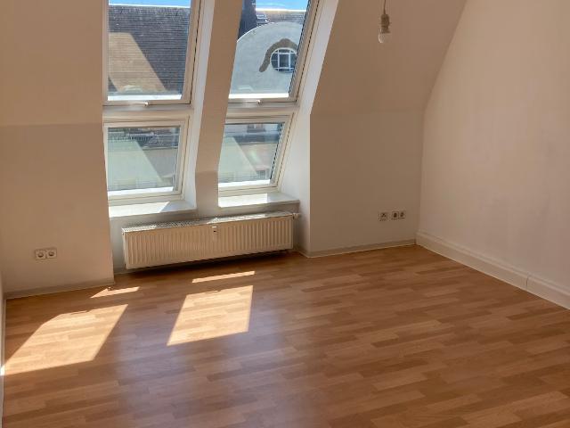Zentrale 3 Raum Wohnung mit Aufzug, Stellplatz und Top Anbindung für Familien und Paare