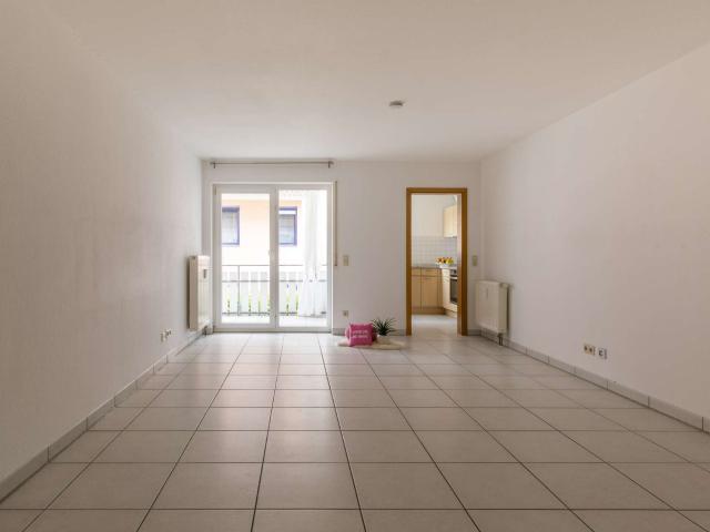 Zentrale 3½ Zimmer Wohnung mit Balkon, EBK und Parkplätzen