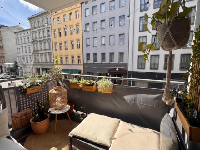 Zentrale 3 Zimmer Wohnung mit Balkon in Berlin Mitte 9 12 Monate ab November