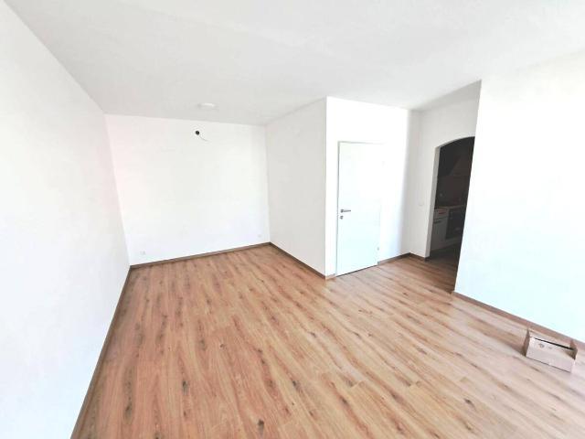 Zentrale und schöne 2 Zimmer Wohnung mit großer Loggia