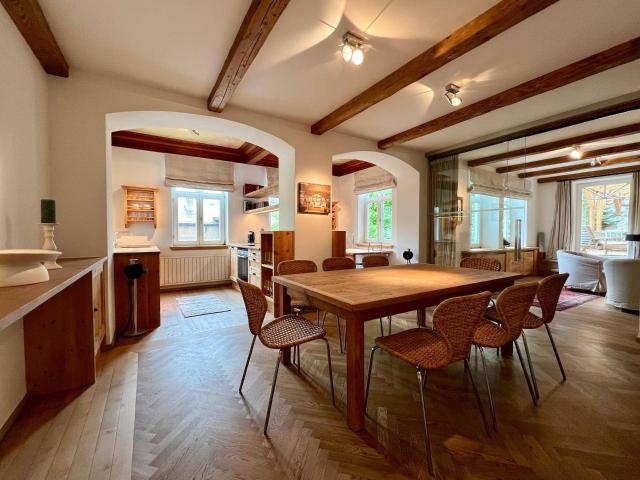Zentrale Wohnung mit Indoor Pool möbliert