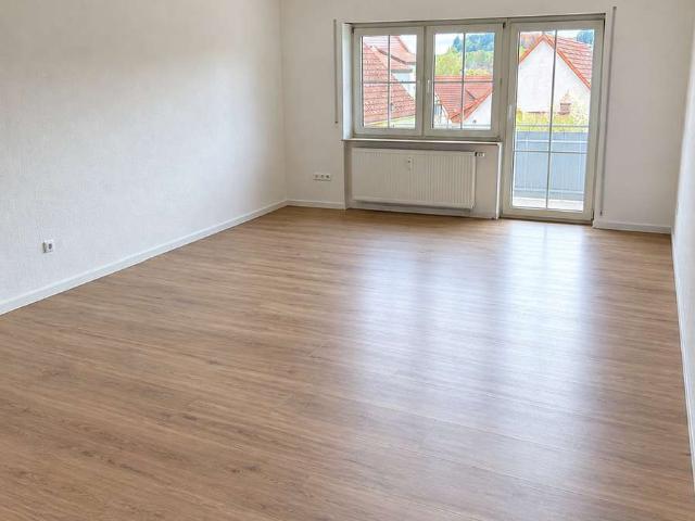 Zentrale helle 3,5 Zimmer Wohnung mit Südbalkon in Neresheim 1.OG