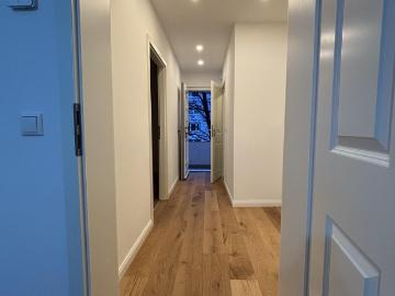 Zentrale, hochwertig kernsanierte Wohnung mit zwei Zimmern und neuer Einbauküche