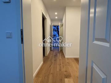 Zentrale, hochwertig kernsanierte Wohnung mit zwei Zimmern und neuer Einbauküche