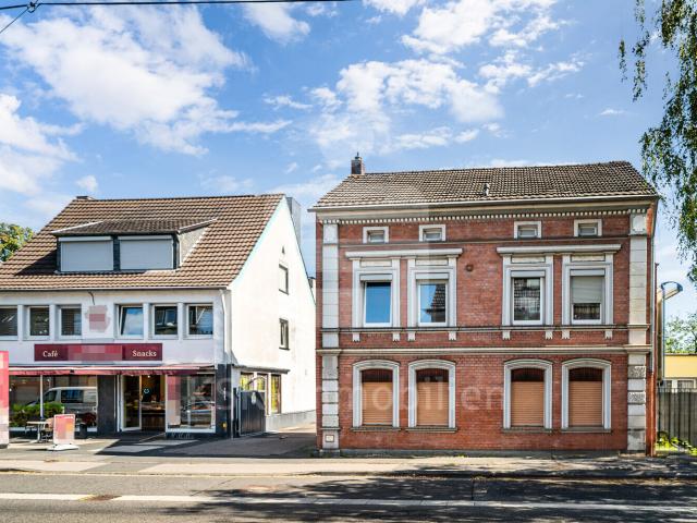 Zentrale Lage mit viel Potential zwei Mehrparteienhäuser