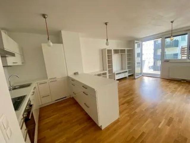 Zentrale Lage beim HAUPTBAHNHOF / helle moderne 2 Zimmer Wohnung / BALKON / 4. OG