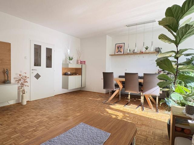 Zentrale Lage, große Innenhof Loggia: Charmante 4 Zimmer Wohnung