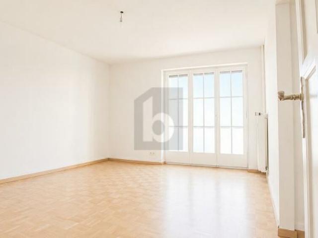 ZENTRALE LAGE, HELLE ZIMMER UND BALKON